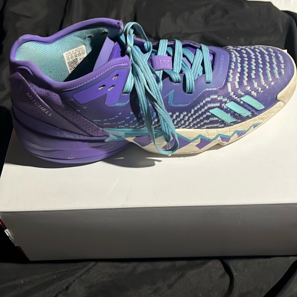 Adidas D.O.N Issue 4 size 13